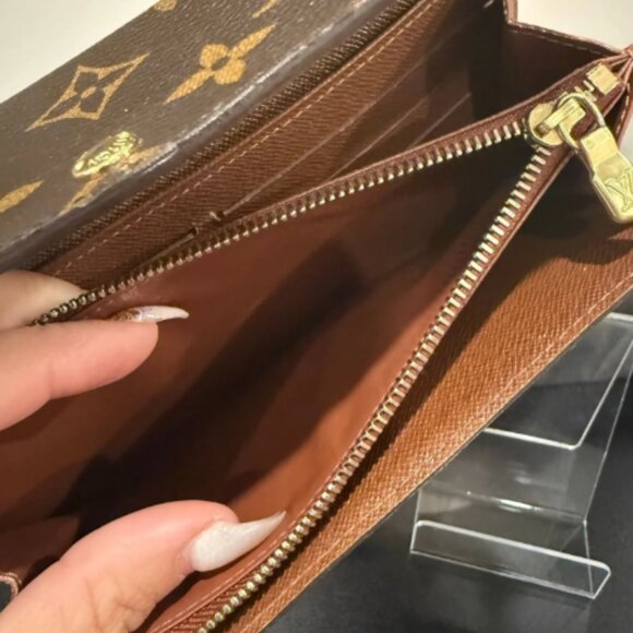 LV007. Louis Vuitton, Monogram Sarah Wallet - Picture 2 of 3